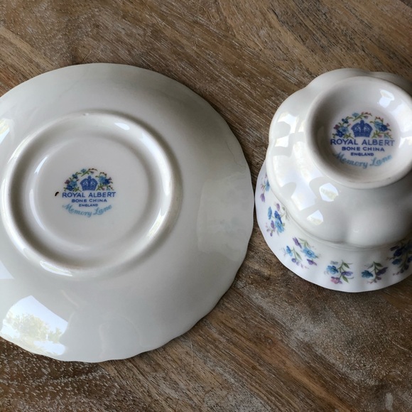 Royal Albert ‘Memory Lane’ teacup & saucer set - Picture 11 of 13